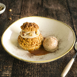 Chou craquelin garni de mousse pralinée, noisettes du Piémont, lait caramélisé, crème glacée noisette du Piémont