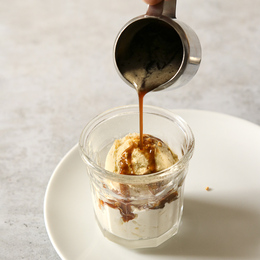 Espresso, crème fouettée, brisures d’amaretti et crème glacée lait d'amande, arrosée de marsala (alcool italien)