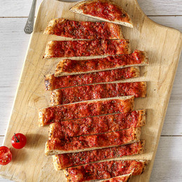 Pains à base de pâte à pizza et garnis de sauce tomate (recette végétarienne)