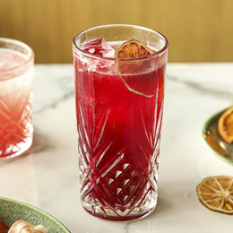 Purée de cerise, concentré de fruits rouges et de citron vert, jus de cranberry, Perrier, 20 cl