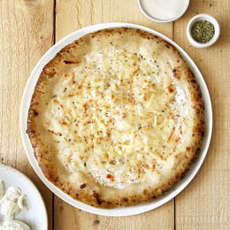 Créez votre pizza en ajoutant des ingrédients à votre base crème et mozzarella en cliquant sur "Ajouter des ingrédients"