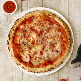 Créez votre pizza en ajoutant des ingrédients à votre base sauce tomate et mozzarella en cliquant sur "Ajouter des ingrédients"