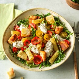 Rigatoni, pesto vert, poivrons grillés, tomates cerises, tomates cerises confites, stracciatella, roquette, croûtons de pain focaccia