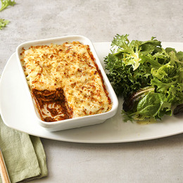 Lasagne de bœuf  et sauce tomate cuisinée, mozzarella et fromage italien râpé gratinés. Servie avec une salade