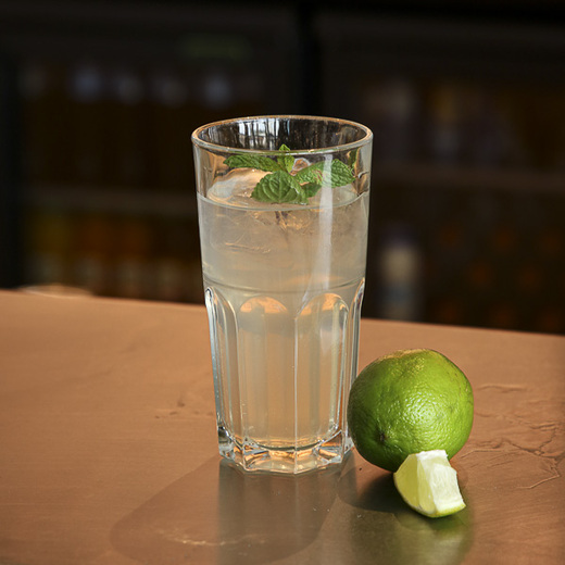 Rhum Bacardi, sirop de noisettes, jus de citron vert, Schweppes Ginger Beer, menthe, 18 cl