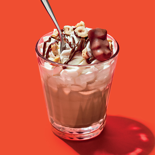 Lait chocolaté et café, Ourson chocolat Cemoi ®, crème fouettée, sauce chocolat, noisettes