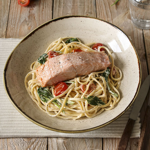 Pavé de saumon, linguine nature, tomates cerises, pousses d'épinards, crème.