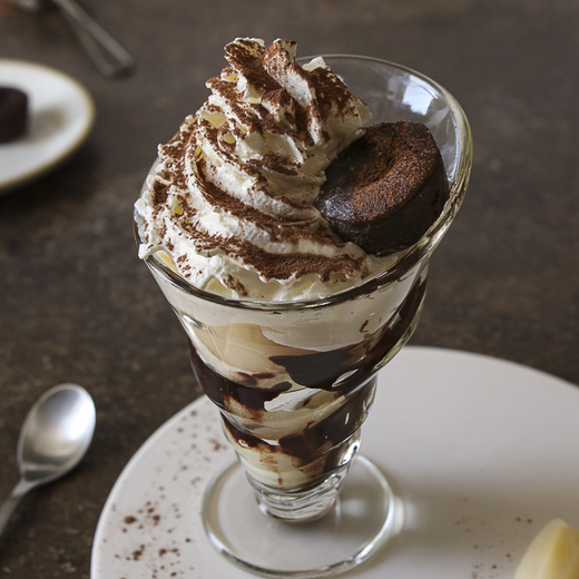 Sauce chocolat, crème glacée vanille, poires, mini moelleux chocolat, crème fouettée.