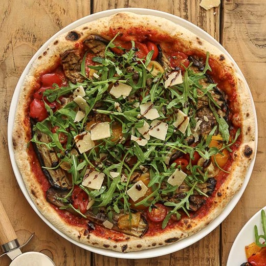 Sauce tomate, fromage italien râpé, tomates cerises, aubergines grillées, poivrons. Après cuisson : roquette, crème balsamique, copeaux de fromage italien