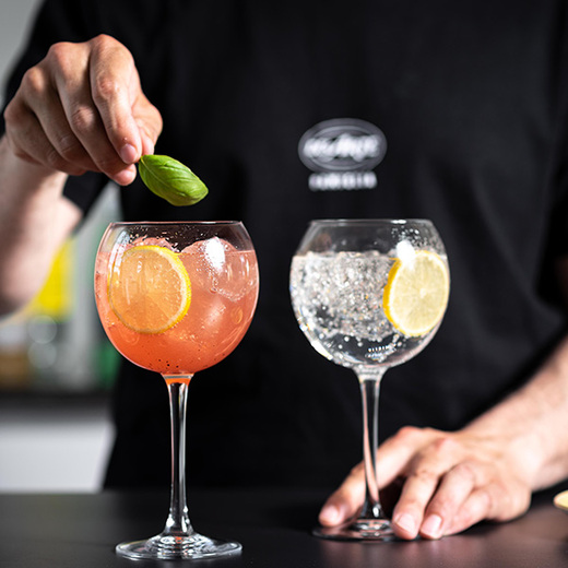Perrier, jus concentré de citron, coulis de fruits rouges, sirop de basilic, citron, 16,5 cl