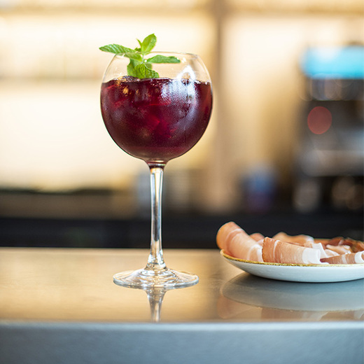 Lambrusco Rosso, Perrier, jus concentré de citron, coulis de fruits rouge, 16,5 cl