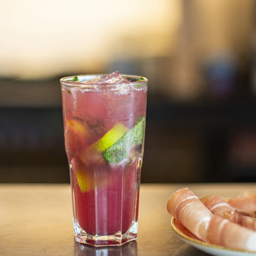 Rhum Bacardi, Perrier, sirop de Mojito Mint, coulis de fruits rouges, citron vert, sucre roux, menthe, 14,5 cl