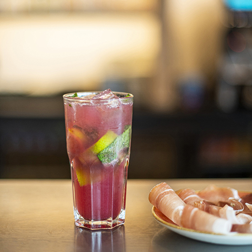 Perrier, sirop saveur rhum, sirop de Mojito Mint, coulis de fruits rouges, citron vert, sucre roux, menthe, 10,5 cl
