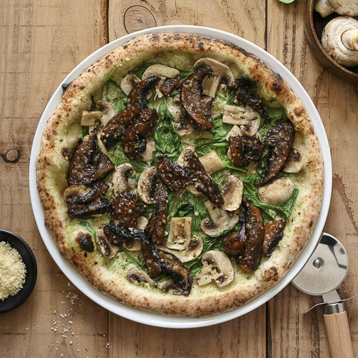 Crème, persillade citronée, pousses d'épinards, champignons blancs et portobello au balsamique, fromage italien râpé.