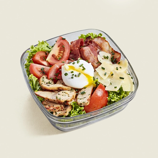 poulet rôti* mariné, œuf poché, bacon*, cantal AOP, tomate, batavia, ciboulette *origine France poulet rôti* mariné, œuf poché, bacon*, cantal AOP, tomate, batavia, ciboulette *origine France