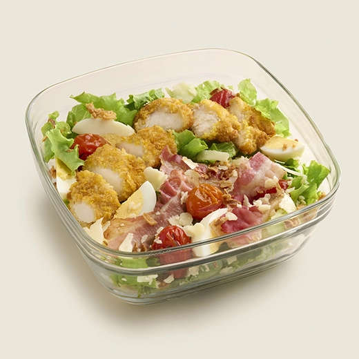 aiguillettes de poulet corn flakes, œuf dur, bacon*, chiffonnade cantal AOP, tomates rôties, batavia, oignons frits *origine France aiguillettes de poulet corn flakes, œuf dur, bacon*, chiffonnade cantal AOP, tomates rôties, batavia, oignons frits *origine France