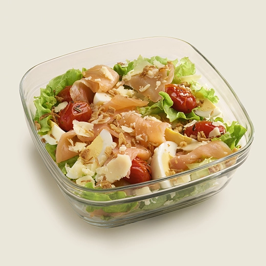 saumon fumé, œuf dur, cantal AOP, tomates rôties, batavia, oignons frits saumon fumé, œuf dur, cantal AOP, tomates rôties, batavia, oignons frits