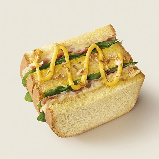 Tranche de brioche, bacon crispy*, mozzarella râpée, jeunes pousses d'épinards, sauce grill, sauce cheddar oignon, oignon frits * Origine France Tranche de brioche, bacon crispy*, mozzarella râpée, jeunes pousses d'épinards, sauce grill, sauce cheddar oignon, oignon frits * Origine France