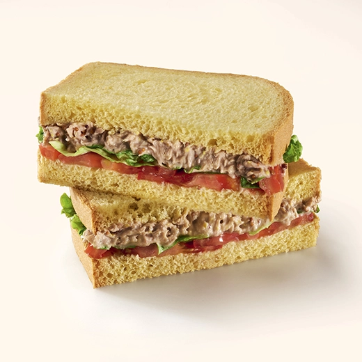 Tranche de brioche, thon, tomate, batavia, mayonnaise, moutarde à l'ancienne. Tranche de brioche, thon, tomate, batavia, mayonnaise, moutarde à l'ancienne.
