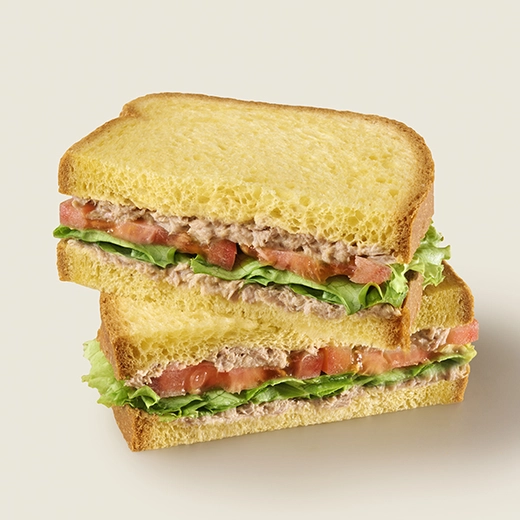 Tranche de brioche, thon, tomates, batavia, sauce crème moutarde à l'ancienne. Tranche de brioche, thon, tomates, batavia, sauce crème moutarde à l'ancienne.