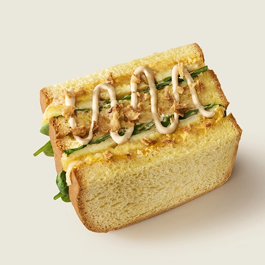 Tranche de brioche, jeunes pousses d'épinards, galettes de pomme de terre, mozzarella râpée, sauce grill, sauce cheddar chipotle, oignons frits. Tranche de brioche, jeunes pousses d'épinards, galettes de pomme de terre, mozzarella râpée, sauce grill, sauce cheddar chipotle, oignons frits.