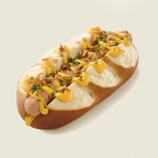 pain bretzel, saucisse de porc*, sauce cheddar, oignons frits, ciboulette*Origine France pain bretzel, saucisse de porc*, sauce cheddar, oignons frits, ciboulette*Origine France