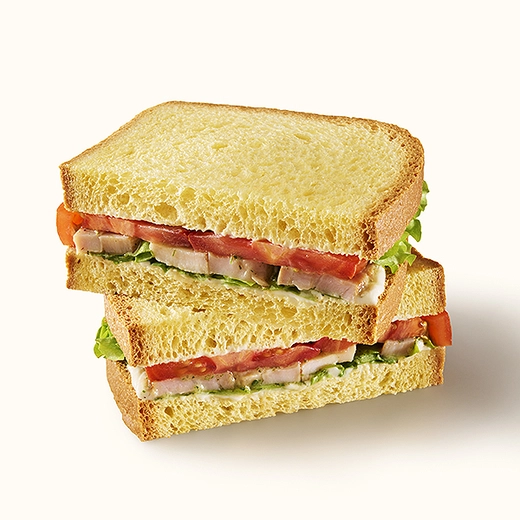 Tranche de brioche, poulet rôti* mariné, tomate, sauce parmesan, batavia *Origine France Tranche de brioche, poulet rôti* mariné, tomate, sauce parmesan, batavia *Origine France