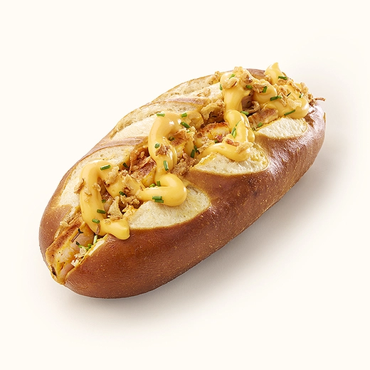 pain bretzel, poulet rôti* marinade cajun, sauce cheddar, sauce cajun, oignon frits *Origine France pain bretzel, poulet rôti* marinade cajun, sauce cheddar, sauce cajun, oignon frits *Origine France
