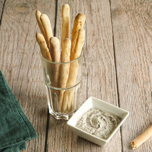 Gressins faits maison à partir de notre pâte à pizza avec une ou deux sauces au choix : ricotta/pesto vert ou ricotta/champignons à la truffe d'été (Tuber Aestivum) Gressins faits maison à partir de notre pâte à pizza avec une ou deux sauces au choix : ricotta/pesto vert ou ricotta/champignons à la truffe d'été (Tuber Aestivum)