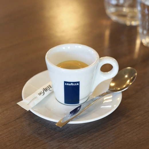 Notre café Lavazza issu d'une sélection de grains 100% arabica du Brésil.
Grâce à sa torréfaction toute en douceur, savourez un café équilibré, aux notes de miel et de noisette, qui ravira tous ceux qui veulent vivre l'expérience d'un café de grande qualité.
Ce café provient par ailleurs de plantations certifiées Rainforest Alliance. Notre café Lavazza issu d'une sélection de grains 100% arabica du Brésil.
Grâce à sa torréfaction toute en douceur, savourez un café équilibré, aux notes de miel et de noisette, qui ravira tous ceux qui veulent vivre l'expérience d'un café de grande qualité.
Ce café provient par ailleurs de plantations certifiées Rainforest Alliance.