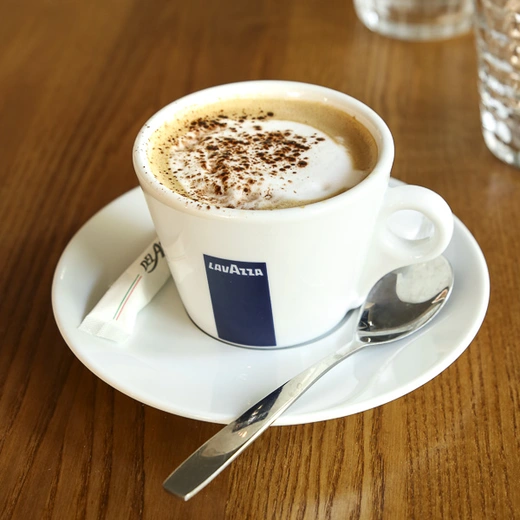 Café, lait, mousse de lait et poudre de cacao Café, lait, mousse de lait et poudre de cacao