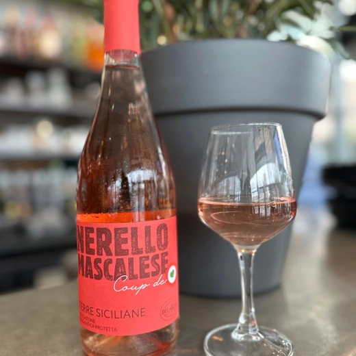 Léger, floral et fruité. Arômes de rose et framboise Léger, floral et fruité. Arômes de rose et framboise