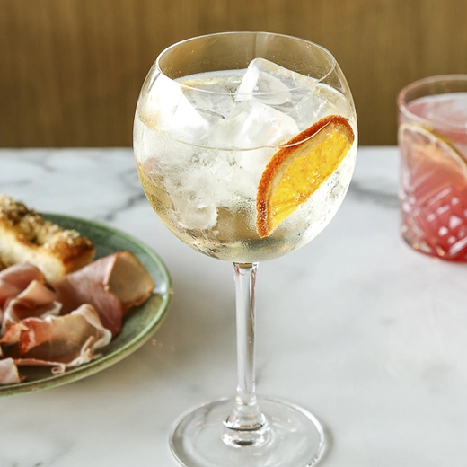 Italicus (liqueur italienne à la bergamote), Prosecco, Perrier, citron, 12 cl Italicus (liqueur italienne à la bergamote), Prosecco, Perrier, citron, 12 cl