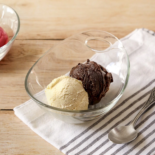 Sorbets : citron de Sicile, fraise, framboise </br> Crème glacées : noisette du Piémont, vanille de Madagascar, chocolat, pistache de Sicile, gianduja (chocolat-noisette), caramel au beurre salé </br> Tous nos sorbets et crèmes glacées sont produits et fabriqués uniquement pour l'enseigne Del Arte. Sorbets : citron de Sicile, fraise, framboise </br> Crème glacées : noisette du Piémont, vanille de Madagascar, chocolat, pistache de Sicile, gianduja (chocolat-noisette), caramel au beurre salé </br> Tous nos sorbets et crèmes glacées sont produits et fabriqués uniquement pour l'enseigne Del Arte.