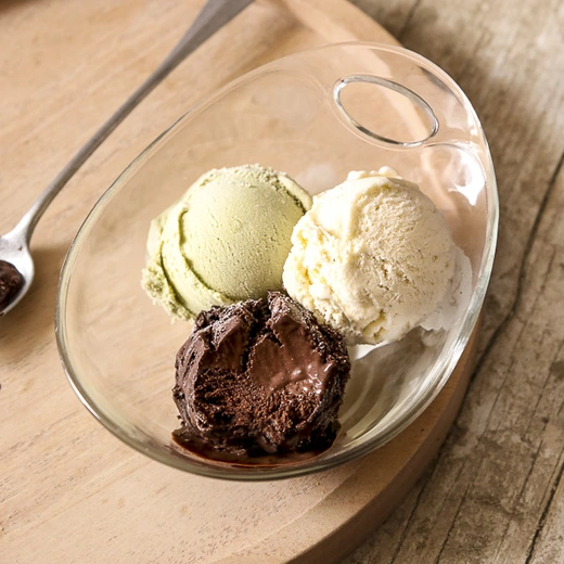 Sorbets : citron de Sicile, fraise, framboise </br> Crème glacées : noisette du Piémont, vanille de Madagascar, chocolat, pistache de Sicile, gianduja (chocolat-noisette), caramel au beurre salé </br> Tous nos sorbets et crèmes glacées sont produits et fabriqués uniquement pour l'enseigne Del Arte. Sorbets : citron de Sicile, fraise, framboise </br> Crème glacées : noisette du Piémont, vanille de Madagascar, chocolat, pistache de Sicile, gianduja (chocolat-noisette), caramel au beurre salé </br> Tous nos sorbets et crèmes glacées sont produits et fabriqués uniquement pour l'enseigne Del Arte.
