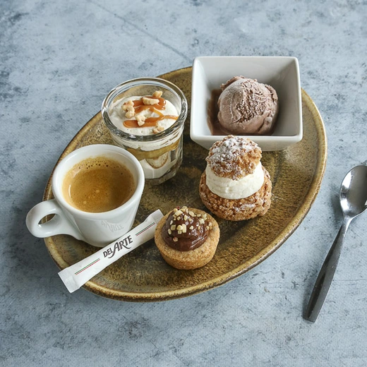 Quatre mini-douceurs à déguster avec un espresso (existe aussi avec un thé ou un café décaféiné) Quatre mini-douceurs à déguster avec un espresso (existe aussi avec un thé ou un café décaféiné)
