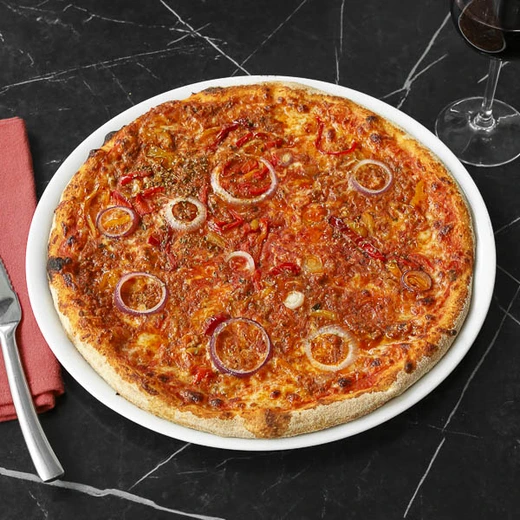 Sauce tomate, mozzarella, sauce alla bolognese, poivrons grillés, oignons rouges Sauce tomate, mozzarella, sauce alla bolognese, poivrons grillés, oignons rouges