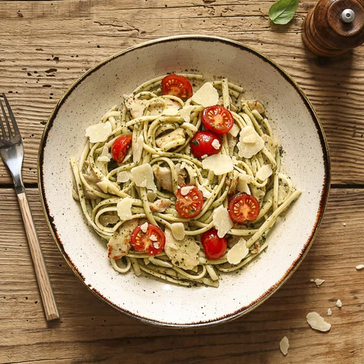 Pesto vert, émincés de poulet, fromage italien râpé, tomates cerises Pesto vert, émincés de poulet, fromage italien râpé, tomates cerises