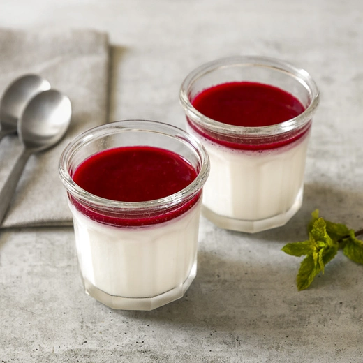 Panna cotta avec coulis de fruits. Également disponible en lait caramélisé ou sauce chocolat Panna cotta avec coulis de fruits. Également disponible en lait caramélisé ou sauce chocolat