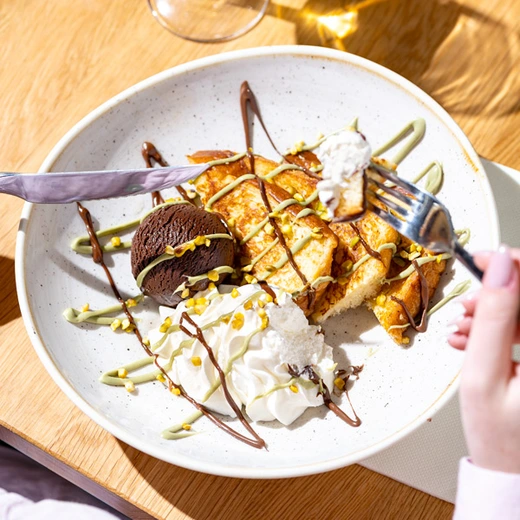 Brioche italienne façon pain perdu, crème glacée chocolat, Nutella®, sauce à la pistache, crème fouettée et pistaches Brioche italienne façon pain perdu, crème glacée chocolat, Nutella®, sauce à la pistache, crème fouettée et pistaches