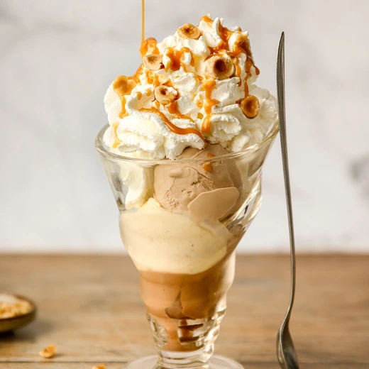Crèmes glacées caramel au beurre salé et vanille de Madagascar, lait caramélisé, noisettes d'Italie Crèmes glacées caramel au beurre salé et vanille de Madagascar, lait caramélisé, noisettes d'Italie
