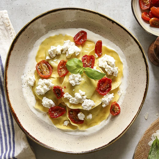 Pâtes farcies à l'asperge, crème et fromage italien râpé, ricotta, tomates cerises confites Pâtes farcies à l'asperge, crème et fromage italien râpé, ricotta, tomates cerises confites