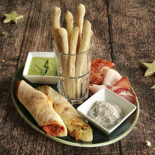 Assortiment d’antipasti : charcuteries, rotolini, grissini Del Arte faits maison à partir de notre pâte à pizza avec sauces ricotta/pesto vert et ricotta/champignons à la truffe d'été (Tuber Aestivum) Assortiment d’antipasti : charcuteries, rotolini, grissini Del Arte faits maison à partir de notre pâte à pizza avec sauces ricotta/pesto vert et ricotta/champignons à la truffe d'été (Tuber Aestivum)