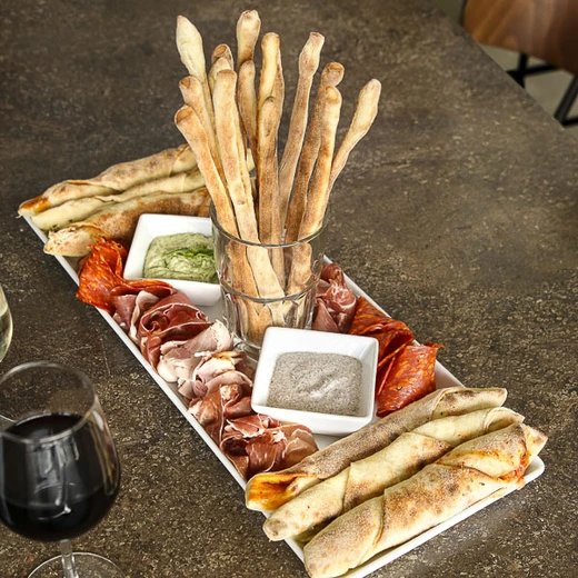 Assortiment d’antipasti : charcuteries, rotolini, grissini Del Arte faits maison à partir de notre pâte à pizza avec sauces ricotta/pesto vert et ricotta/champignons à la truffe d'été (Tuber Aestivum) Assortiment d’antipasti : charcuteries, rotolini, grissini Del Arte faits maison à partir de notre pâte à pizza avec sauces ricotta/pesto vert et ricotta/champignons à la truffe d'été (Tuber Aestivum)