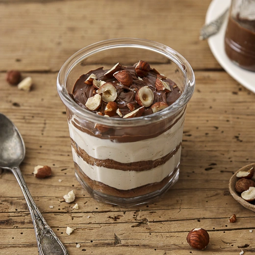Mousse mascarpone vanille, biscuit, sirop de noisette, Nutella®, lait chocolaté, noisettes d'Italie Disponible aussi en version à partager (4 personnes) à 18,00€ ! Mousse mascarpone vanille, biscuit, sirop de noisette, Nutella®, lait chocolaté, noisettes d'Italie Disponible aussi en version à partager (4 personnes) à 18,00€ !