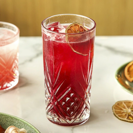 Purée de cerise, concentrés de fruits rouges et de citron vert, jus de cranberry, Perrier, 20 cl Purée de cerise, concentrés de fruits rouges et de citron vert, jus de cranberry, Perrier, 20 cl