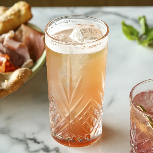 Bière Moretti, purée de pamplemousse, sirop d'hibiscus, concentré de citron vert, 20 cl Bière Moretti, purée de pamplemousse, sirop d'hibiscus, concentré de citron vert, 20 cl