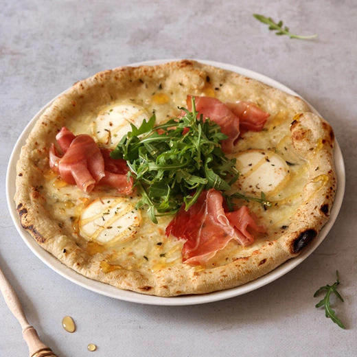 Crème, mozzarella, fromage de chèvre. Après cuisson : jambon speck, roquette, miel Crème, mozzarella, fromage de chèvre. Après cuisson : jambon speck, roquette, miel