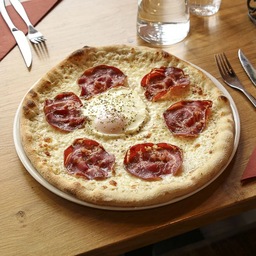 Crème, mozzarella, pancetta, œuf Crème, mozzarella, pancetta, œuf