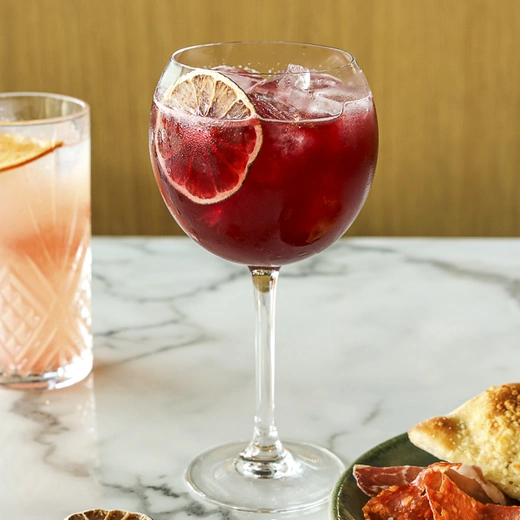 Aperol, Prosecco, Perrier, purée de cerise, concentrés de fruits rouges et de citron vert, 16 cl Aperol, Prosecco, Perrier, purée de cerise, concentrés de fruits rouges et de citron vert, 16 cl